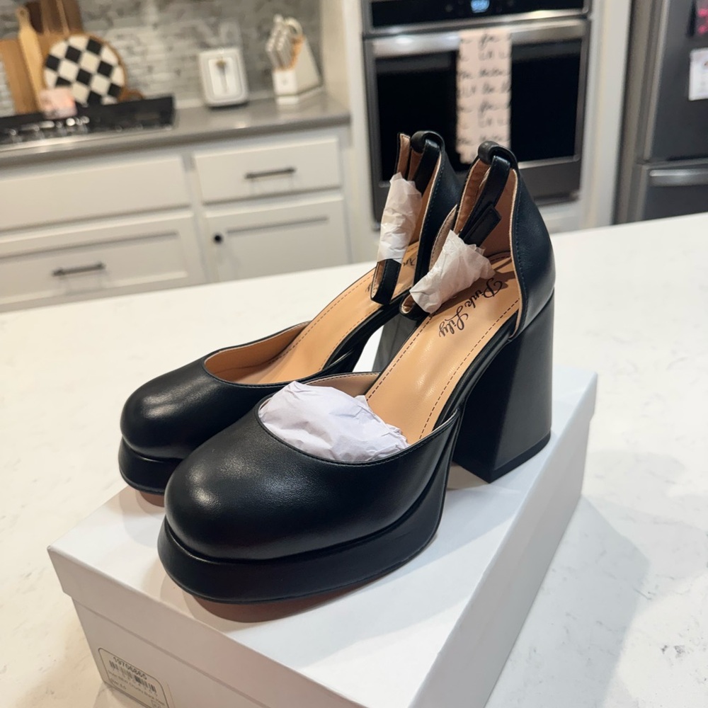 Pink Lily Black Platform Pumps